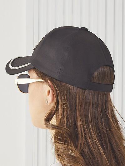 Royalfashion Strasszköves sapka szívecske mintával Spark