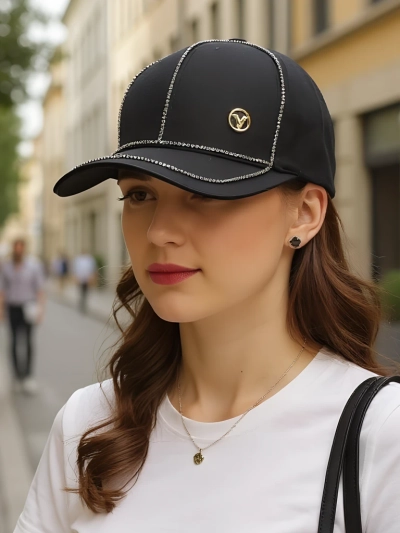 Royalfashion strasszos sapka, csillogó sapka