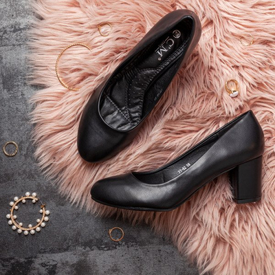 Czarne czółenka na średnim słupku Mikaelan - Obuwie