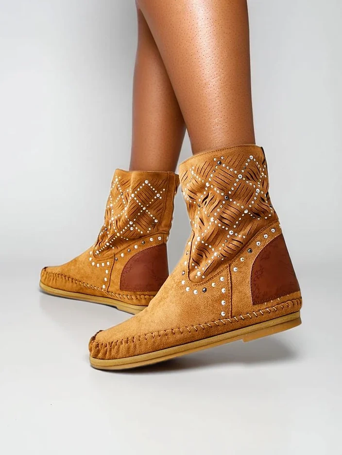 Royalfashion Női bokacsizma alacsony wedge-dzsel és szegecsekkel, indiai stílus