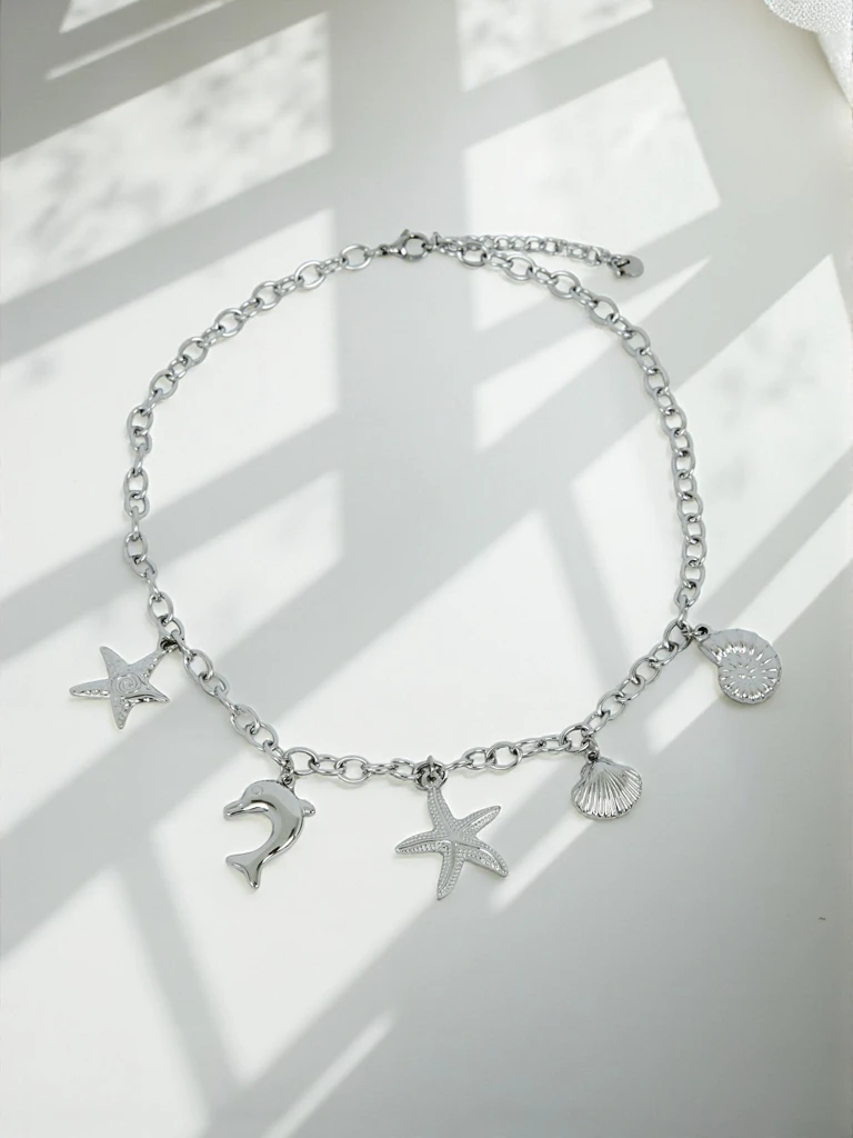 Atena Charm Sea nyaklánc – arany tengeri motívumokkal díszített amulett