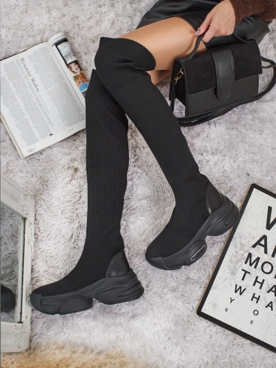 Hosszú női felbújós combcsizmák vastagabb talppal Ravmora