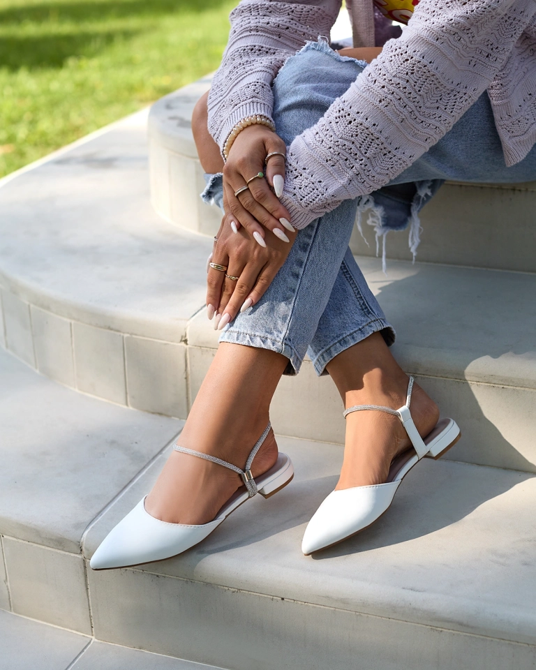 Royalfashion Fehér női díszített csillogó talpú lapos sarkú szandál