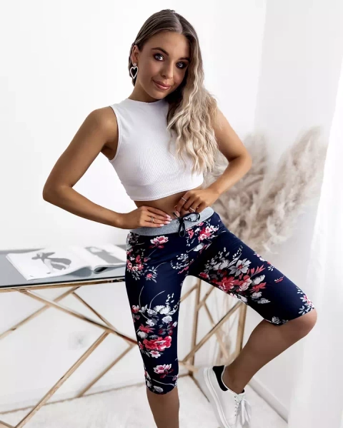 Női sötétkék 3/4-es rövidnadrág piros virágokkal PLUSZ MÉRET - Ruházat