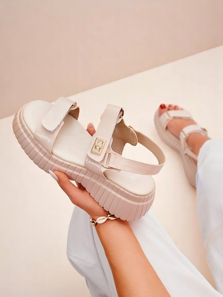 Royalfashion Női szandál vastagabb talppal Aganda