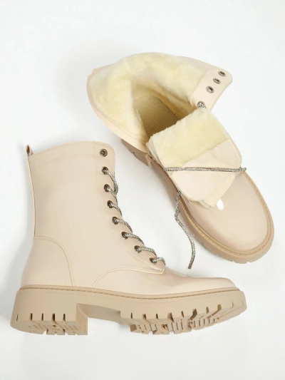 Fjorra lakkozott fűzős női bokacsizma