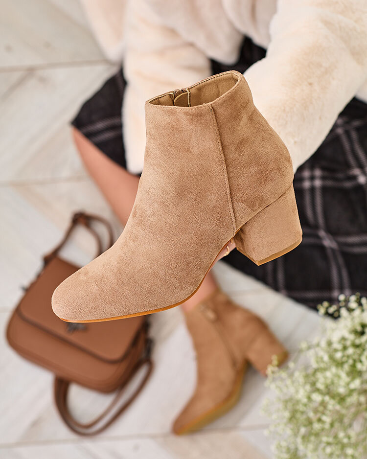 Royalfashion Világosbarna női alacsony tűsarkú csizma Referra