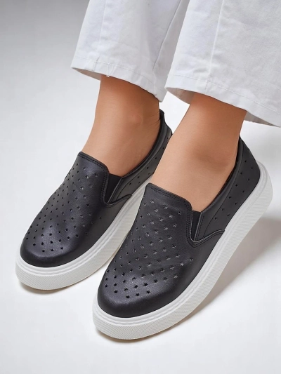 Royalfashion Lyukacsos női slip-on cipő Emayla