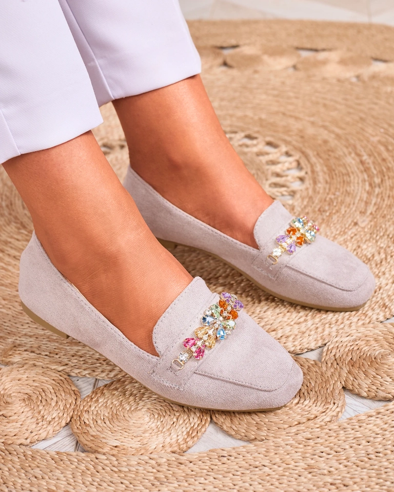 Royalfashion Világosszürke női mokaszin kristályokkal Olkeri