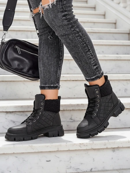 Royalfashion Fekete női szigetelt trapper csizma Hogenaf