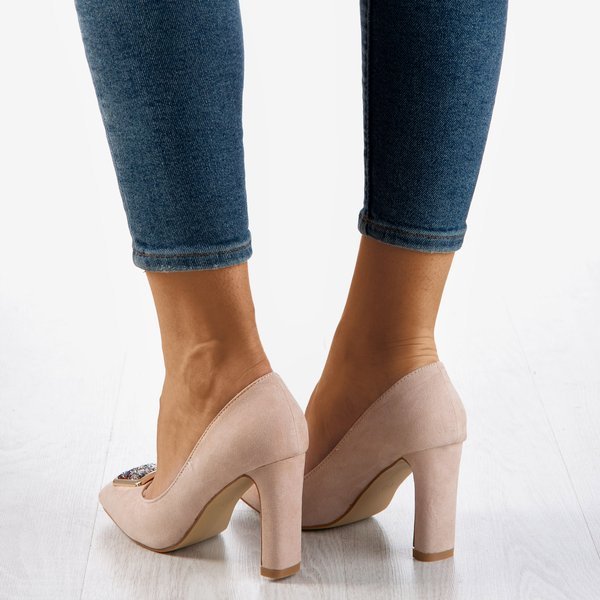 OUTLET Bézs színű szivattyúk egy magasabb oszlopon, Adena díszítéssel - Lábbeli