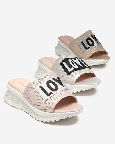 Rózsaszín fényes női papucs Sosha- Footwear felirattal