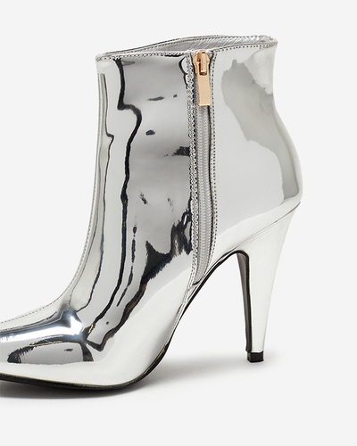 OUTLET Ezüst lakkozott tűsarkú csizma Macalli- Lábbeli