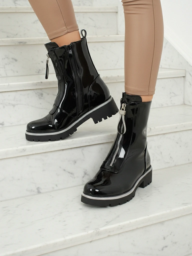 Lakkozott műbőr női bokacsizma cirkóniával Nuvina