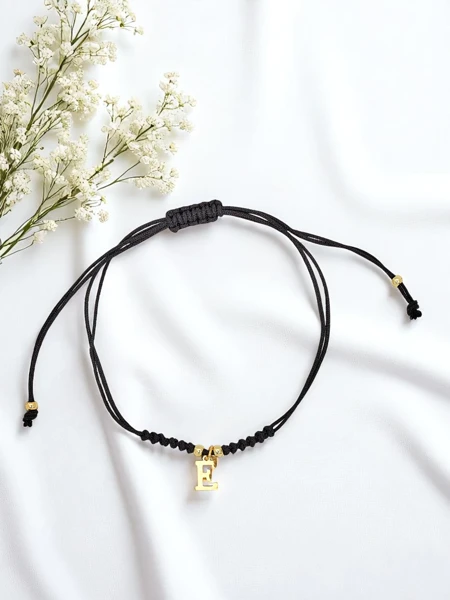 Női karkötő E betűvel