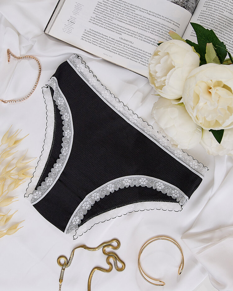 Royalfashion Női bugyi csipkével