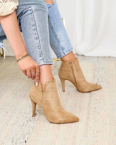 Royalfashion Világosbarna női tűsarkú csizma Amalenika