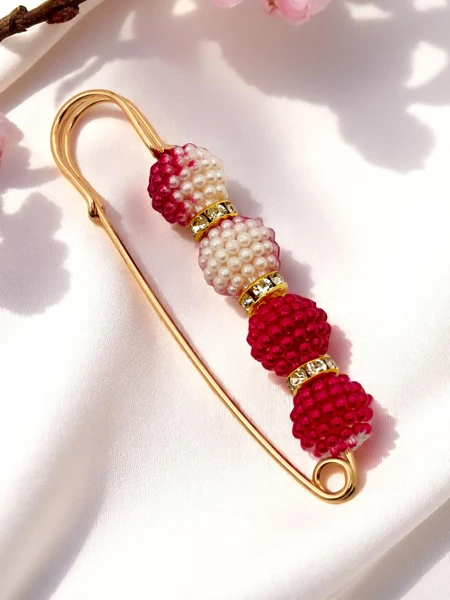 Dekoratív női bross gyöngyökkel Four Pearls