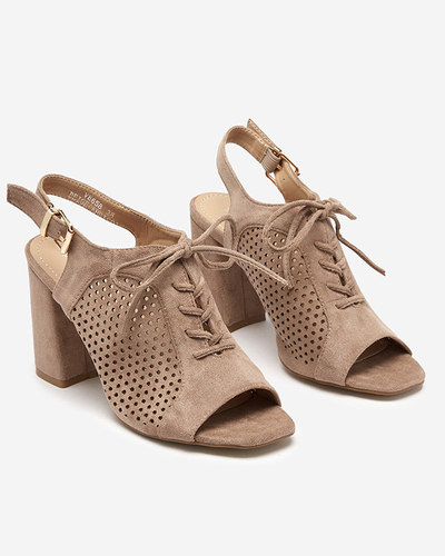 OUTLET Világosbarna női áttört szandál oszlopon Sasqan- Footwear