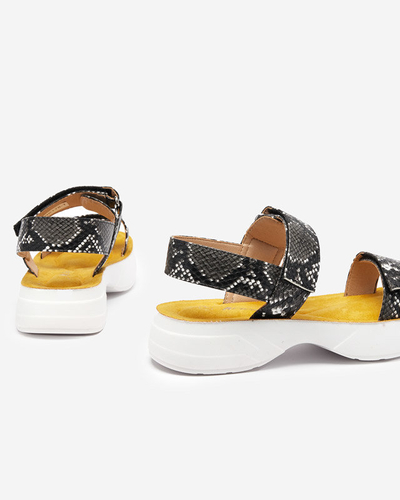 OUTLET Fekete lapos női szandál kígyóbőrrel, Koqi dombornyomással. Cipő