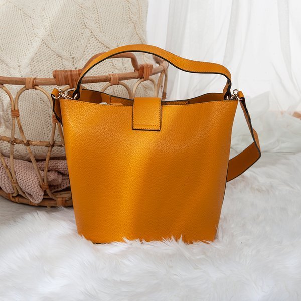 Musztardowa torebka na ramię z eko - skóry - Torebki