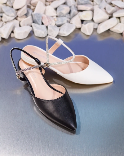 Royalfashion Fehér női díszített csillogó talpú lapos sarkú szandál