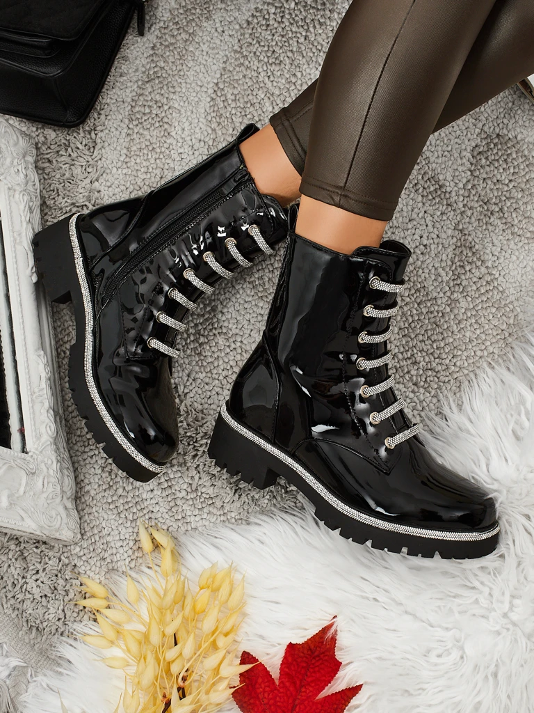 Fjorra lakkozott fűzős női bokacsizma