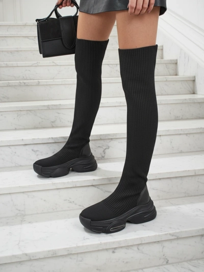 Hosszú női felbújós combcsizmák vastagabb talppal Ravmora