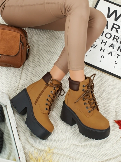 Női eco velúr bokacsizma vastag sarokkal és platformmal Tavlissa