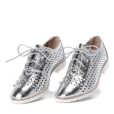 Ażurowe półbuty z ćwiekami w kolorze srebrnym Morris - Obuwie