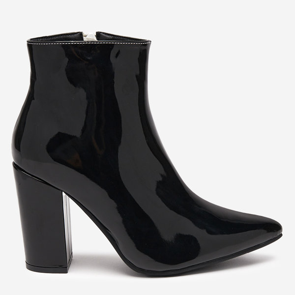 OUTLET Fekete-fehér lakkozott csizma az oszlopon Cruell - Footwear