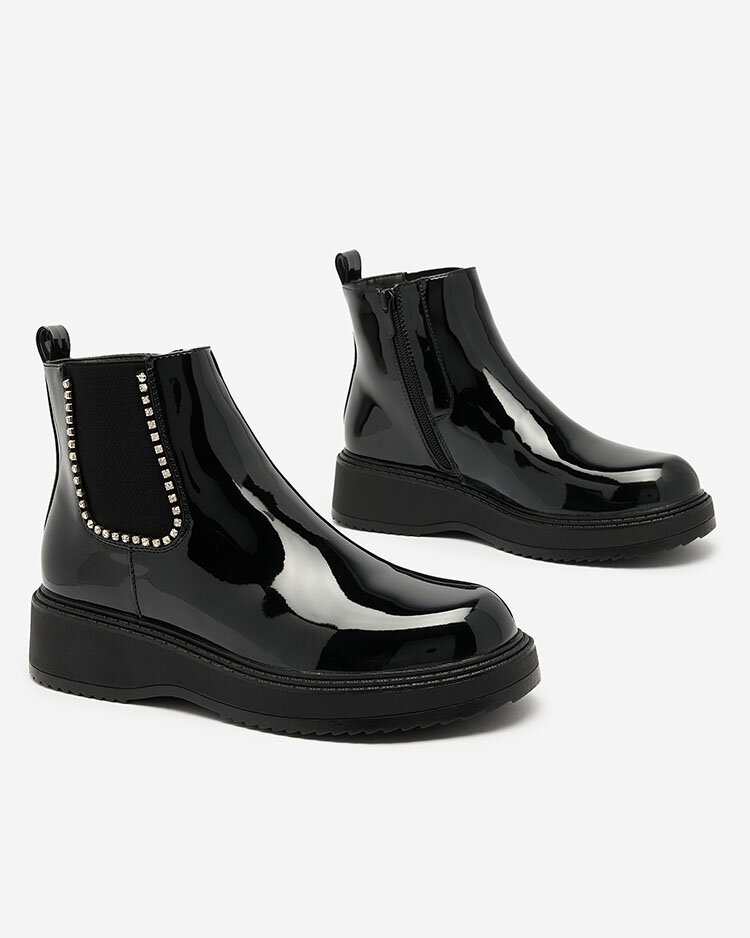 Royalfashion Fekete női lapos sarkú csizma cirkóval Winuma