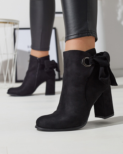 Női öko-szarvasbőr csizma masnival, fekete színben Agarol- Lábbeli