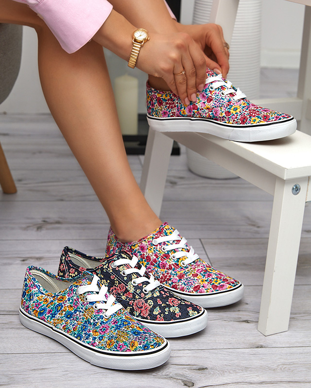 Női fekete tornacipő virággal Sertoli - Lábbeli