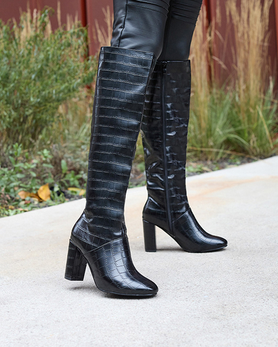 Női tűsarkú csizma dombornyomással, fekete színben Mastiu- Lábbeli