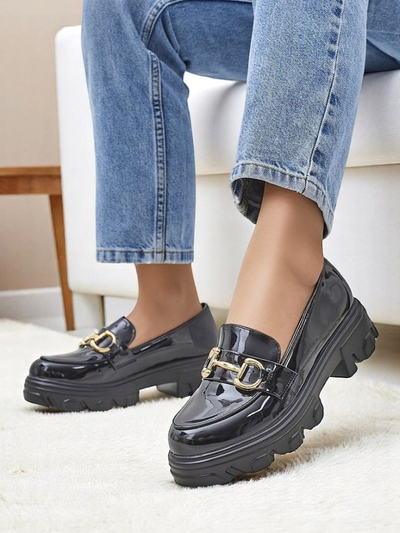 Royalfashion Lakkbőr női mokaszin díszítéssel fekete bársonyból