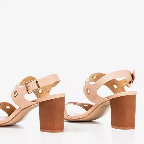 OUTLET Jasnoróżowe sandały na wyższym słupku z wycięciami Cangola - Obuwie