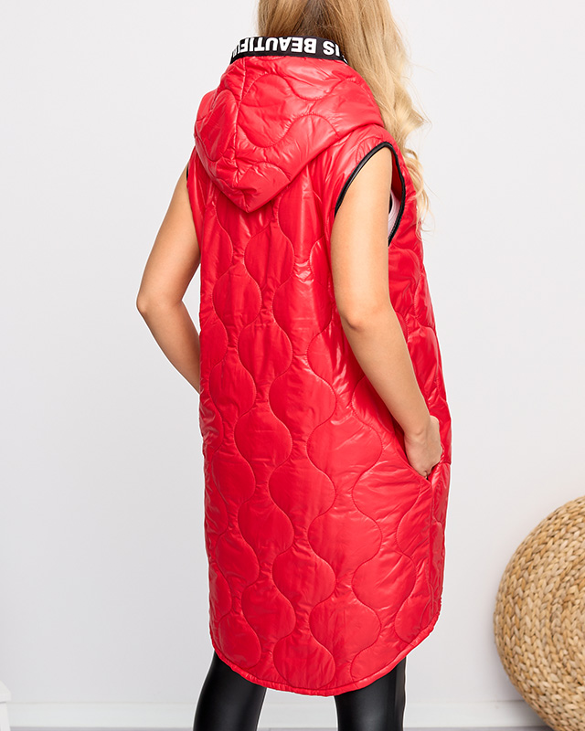 Piros hosszú steppelt mellény feliratokkal - Ruházat