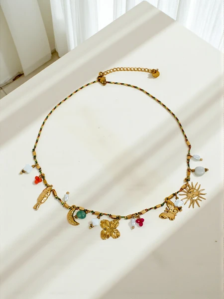 Atena Charm Collana nyaklánc – arany amulett antik motívumokkal