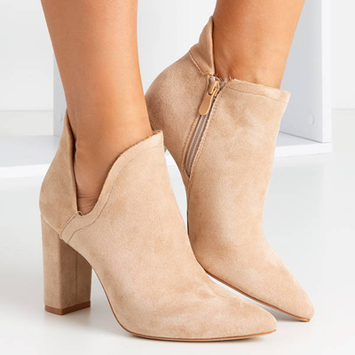 OUTLET Világosbarna női bokacsizma kivágással Alania - Lábbeli