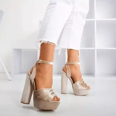 OUTLET Bézs szandál egy oszlopon Scarrea - Lábbeli
