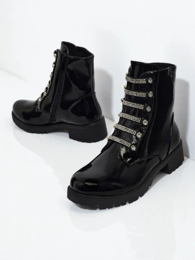 Fjorra lakkozott fűzős női bokacsizma