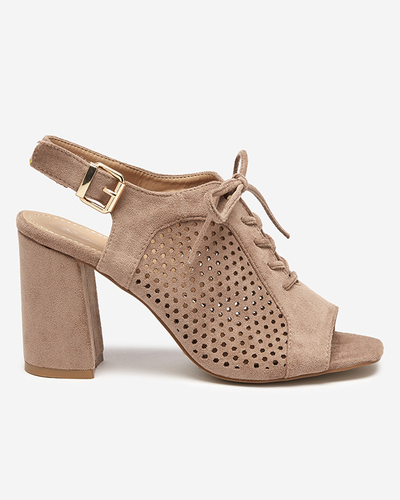 OUTLET Világosbarna, áttört női szandál oszlopon Sasqan- Shoes