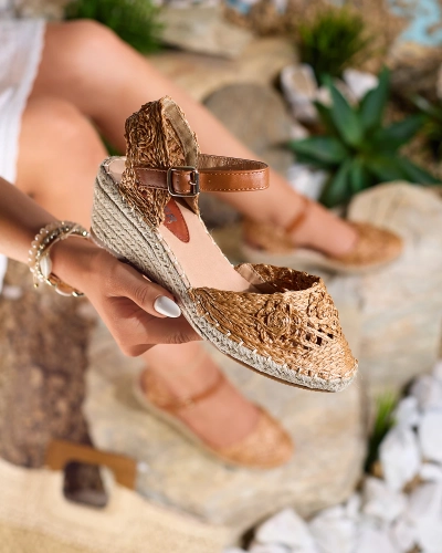 Royalfashion Fonott női sarokszandál camel színben Gluzja