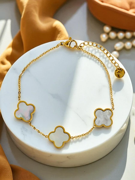 Callisto Nero karkötő virágmotívummal