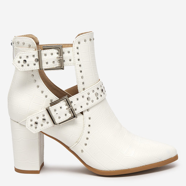 OUTLET Fehér csizma a oszlopon kivágásokkal és Masieo csatokkal - Lábbeli