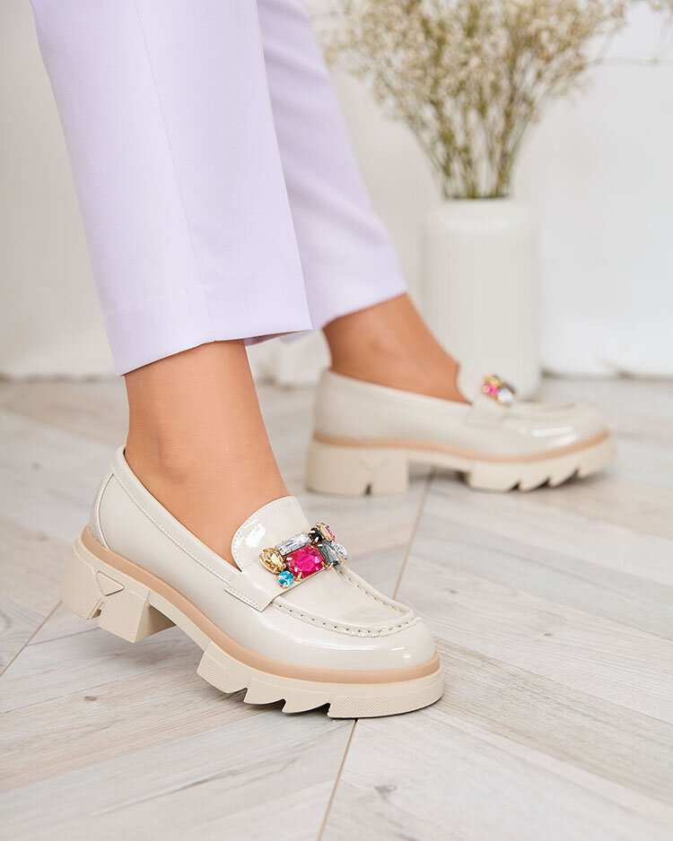 Royalfashion Lakkozott krémszínű mokaszin színes kövekkel Sarin