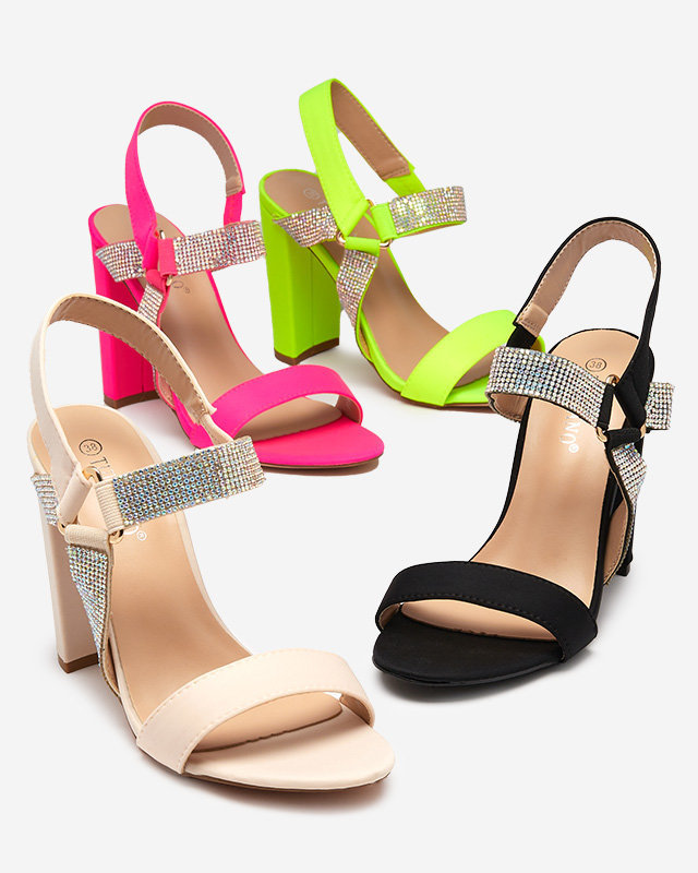 Neon rózsaszín női szandál a Xiobi poszton. Cipő