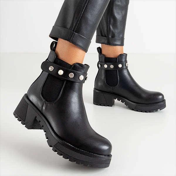 Fekete csizma Kalkar díszítéssel - Lábbeli