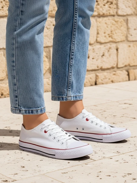 Aurelia Bianca – Klasszikus fehér női tornacipők lapos talpon